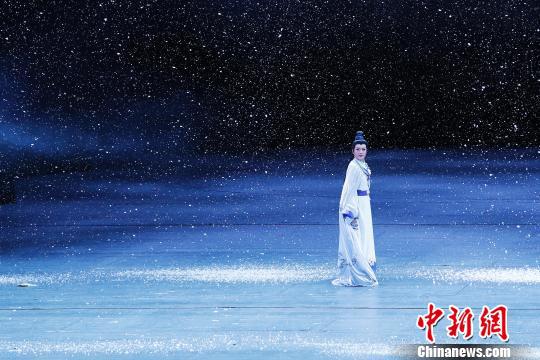殿堂版中国越剧《红楼梦》在上海大剧院演出,舞美设计惊艳全场。 殷立勤 摄