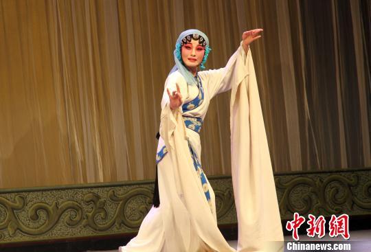 图为无锡市剧院青年戏剧演员朱奕文参赛剧目《青丝泪·扑火脱险》。　崔佳明 摄