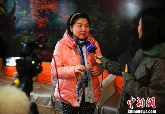 12月14日，中国新闻社在北京举办《北平以北》观影交流会。图为导演艾辛在交流会后接受中新社记者专访。（完） 刘关关 摄