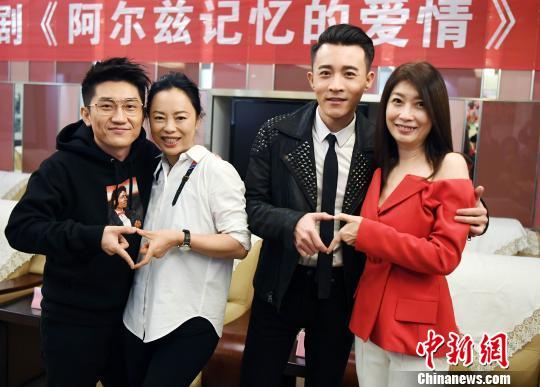 担任该剧主演的大陆歌手郑棋元（右二）、黄绮珊（左二）、金志文（左一）以及台湾歌手黄嘉千（右一）亮相新闻发布会。　记者刘可耕　摄
