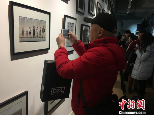 图为观展者纷纷举起手机拍照留念。 李英 摄