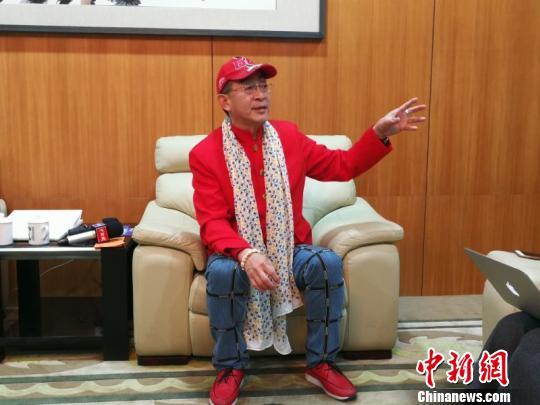 著名演员六小龄童当晚接受中新网记者采访。 康玉湛 摄