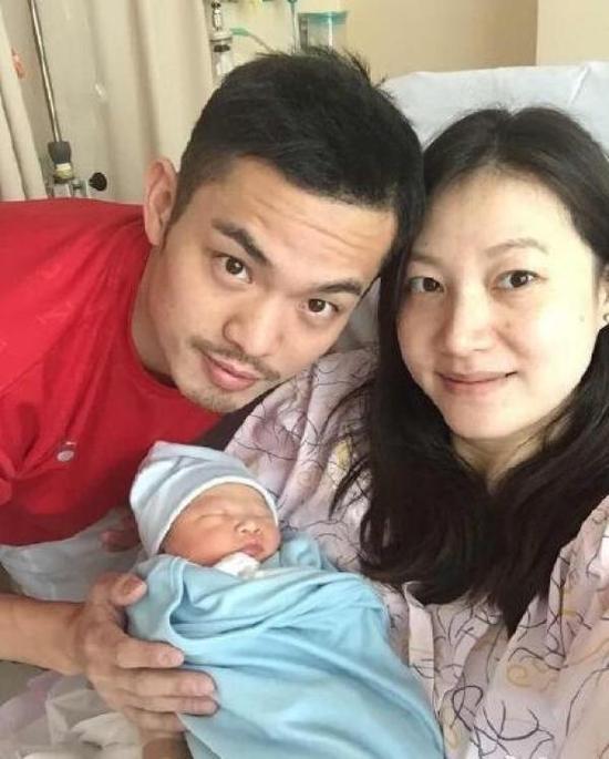 2016年林丹和谢杏芳的爱子降生，但林丹却被曝出在妻子孕期出轨。