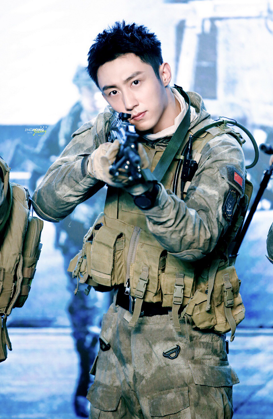 黄景瑜红海行动震撼上线粉丝邀“突击队员”观影|黄景瑜|红海行动_新浪