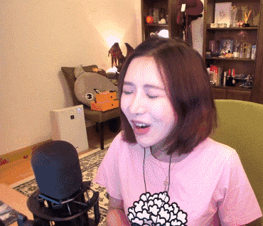 是的,相信通过上面两个例子,大家已经隐约感觉到这个主播和别的女