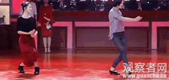 节目尾声，她还带领团员们重现了一段《草原女民兵》。