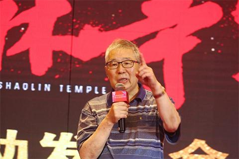 受邀担任《少林寺2》总顾问的张鑫炎导演现场讲述当年拍摄《少林寺》的故事。片方供图