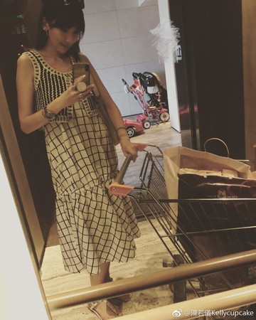 小腹微微凸起