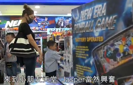 jasper与应采儿出门购物