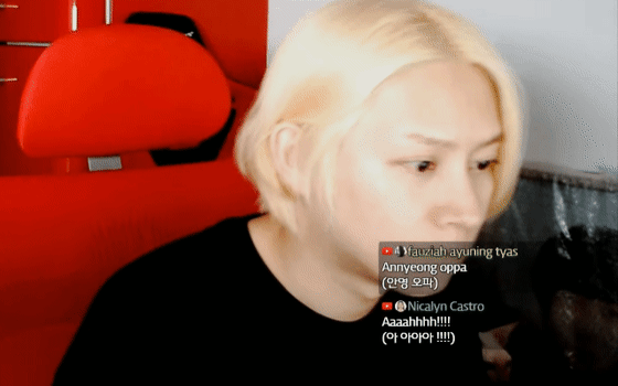 金希澈直播时被拍到屋里有一只无毛猫在走动,疑似是雪莉生前爱猫