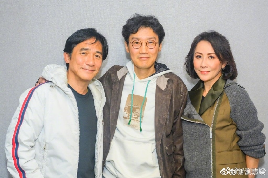 從左至右:梁朝偉、《魷魚遊戲》導演黃東赫、劉嘉玲