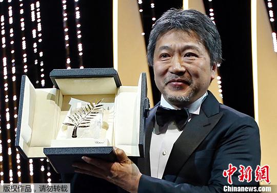 日本导演是枝裕和获得金棕榈奖。