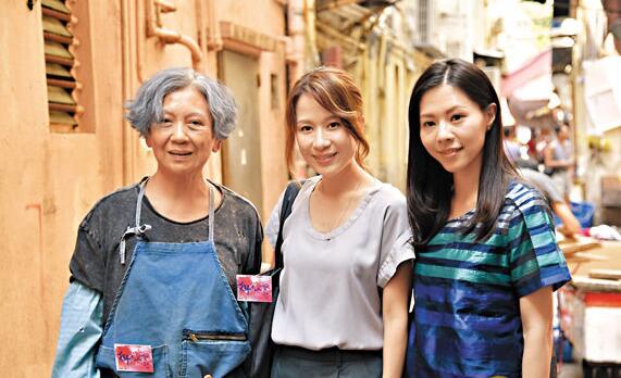 鲍起静、邝文珣、傅楚惠在深水埗拍摄《狮子山下2018》。