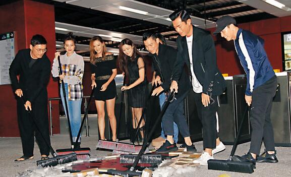 一众演员用扫把展开扫毒行动,扫走地上的毒品