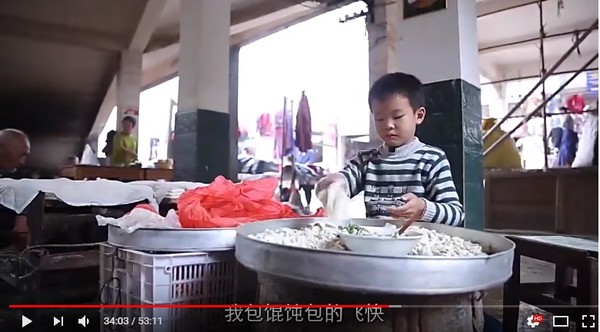 10岁刘明辉跟着爷爷奶奶摆摊，练出日包1万颗馄饨的绝活