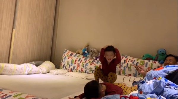 飞飞被抓后,脸上露出害羞神情,超萌反应笑翻网友。