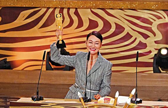 惠英红凭《铁探》荣膺“最佳女主角”,成为影视大满贯。