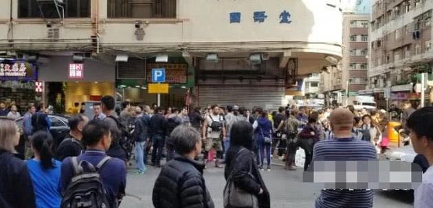 大批香港市民围观。