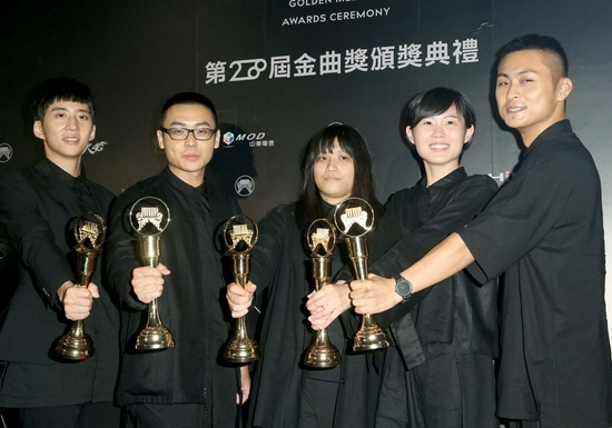 草东没有派对鼓手蔡忆凡(右2)上月底轻生,主唱巫堵发文哀悼