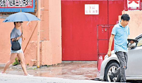 发现有人看着,詹秉熙、颜仟汶立刻分开走,假装不认识。