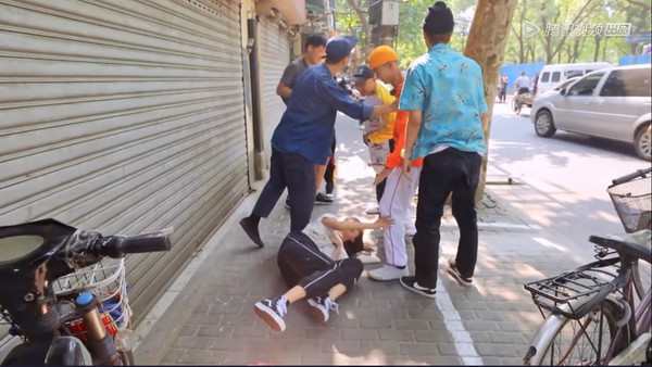 程潇真实体重曝光 王一博公主抱失败:挺重的