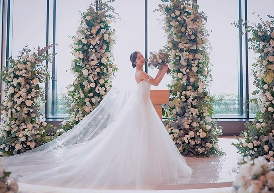 板野友美分享结婚典礼照片穿白色婚纱被赞高颜值