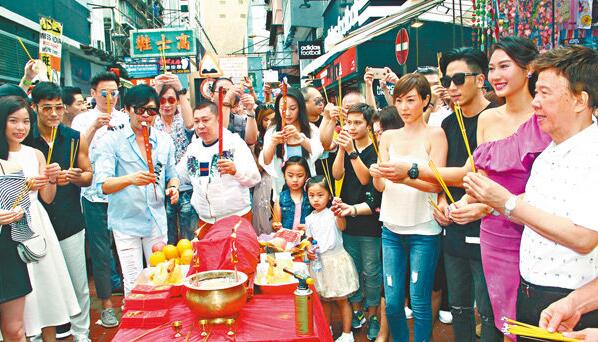 刘心悠、尹光、胡渭康等人到女人街闹市出席《再见．女人街》开镜拜神仪式，吸引大批市民围观