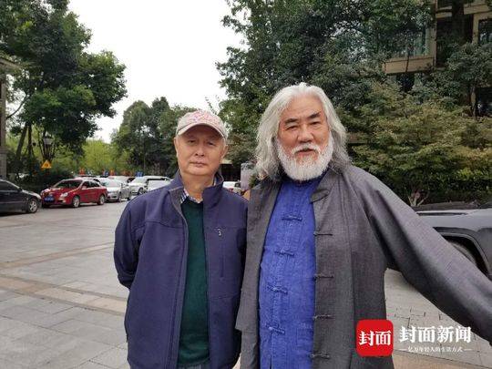 名导张纪中和音乐大师赵季平在成都青城山下合影。