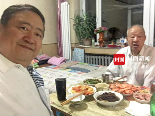 “笑脸哥”看了19年春晚。热爱春晚的他,至今单亲。大年初一,在哈尔滨和父亲过年。