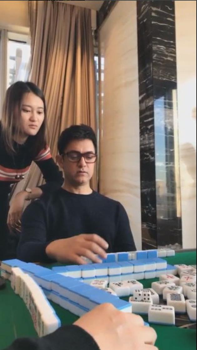 阿米尔汗在翻译请示下成功“开杠”。