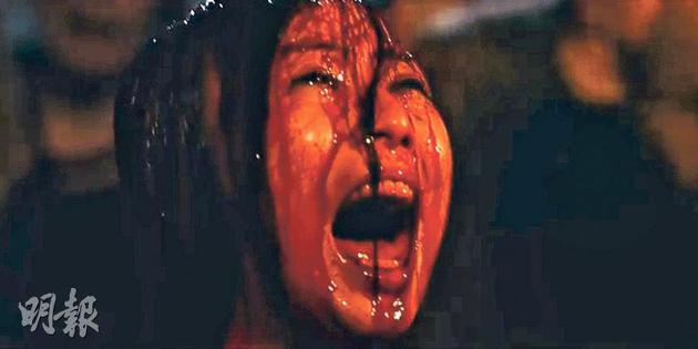 MV中郑秀文被淋到全身红油。