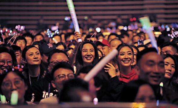 应采儿带领自己的好姐妹黄伊汶、郑希怡,组成“最强太太应援团”助阵Stop Angry