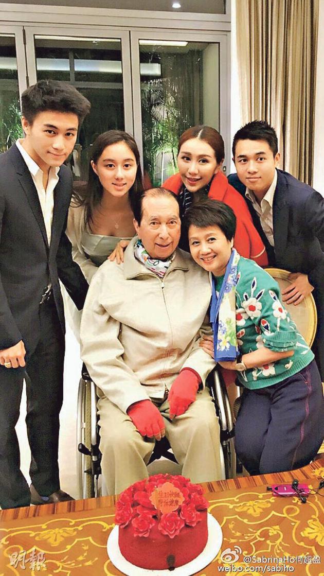何家嫁女,赌王和四太都很开心。