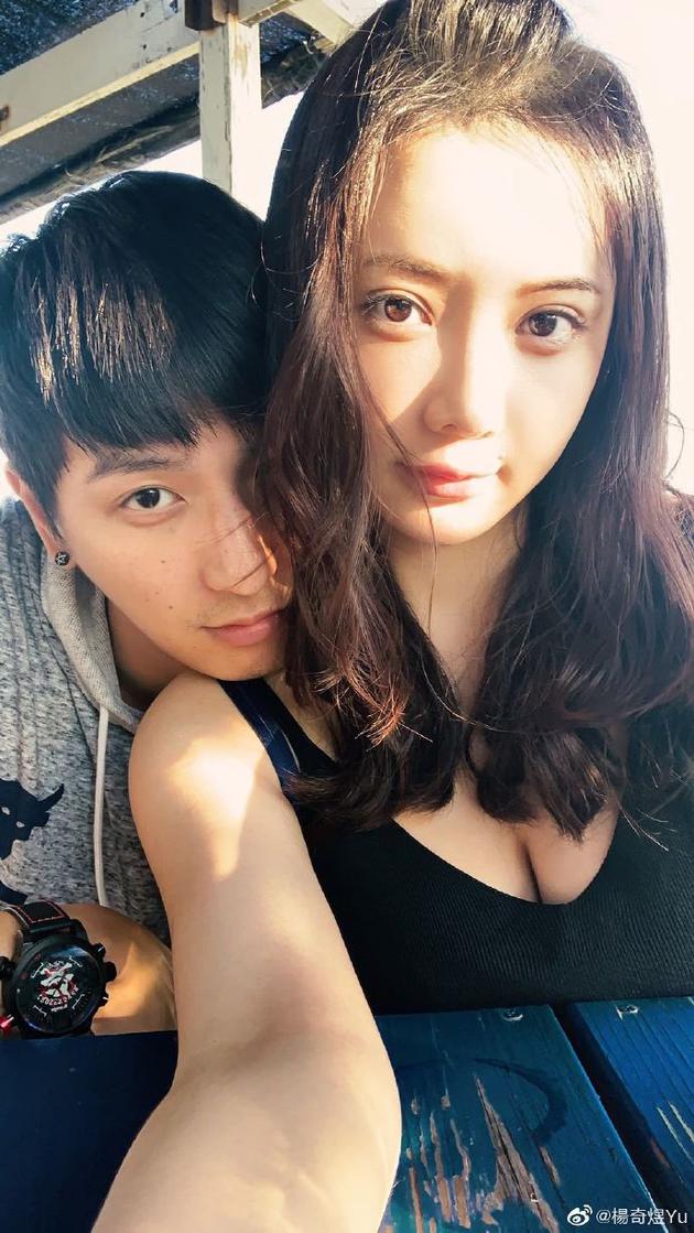 杨奇煜晒与老婆合照