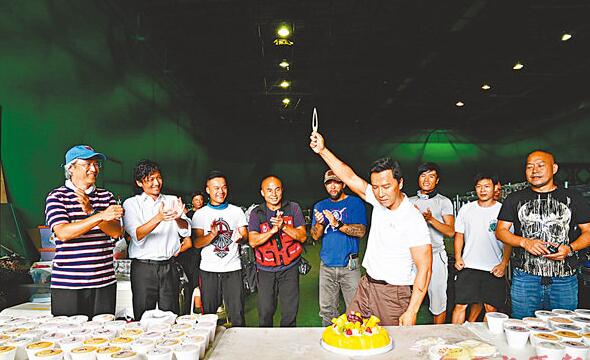 甄子丹生日为香港电影加油 剧组贺其年年28