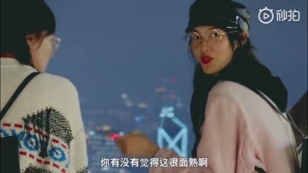唐嫣化淡妆与闺蜜同游香港。
