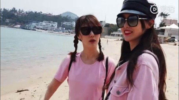 唐嫣身穿粉色外套,十分少女。