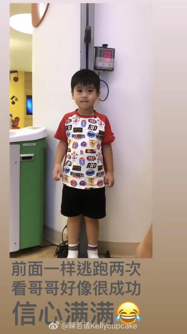 林志颖娇妻给双胞胎测身高 弟弟呆萌可爱比哥哥高