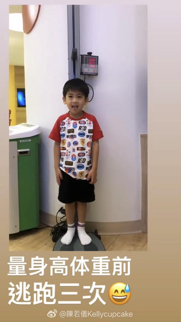 林志颖娇妻给双胞胎测身高 弟弟呆萌可爱比哥哥高