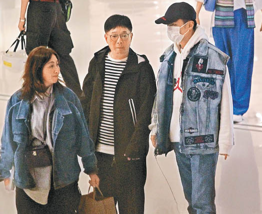 古巨基携妻子穿情侣装逛街，陈韵晴身材发福疑怀孕。