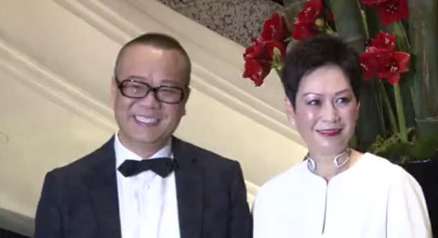 欧阳震华被指吃软饭?陪老婆逛街体贴十足
