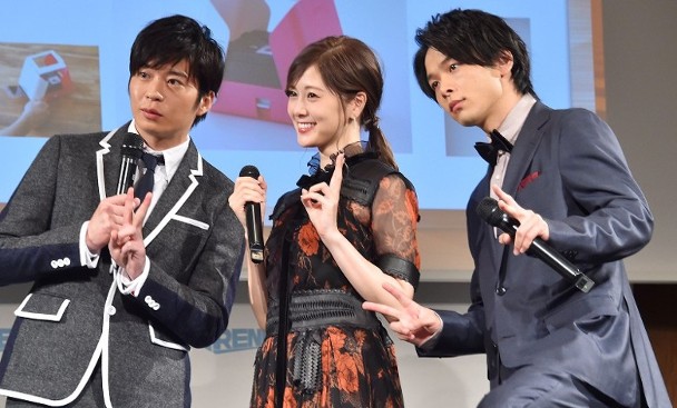 田中圭(左起)与白石麻衣当选今年最火人物,中村伦也获选为明年大热面孔。