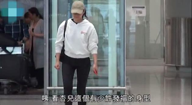 胡杏儿身材返港,身材很有“孕味”
