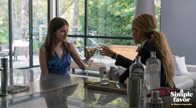 《一个小忙》首曝剧照 肯德里克莱弗利共饮鸡尾酒