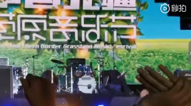 韩磊舞台上被音箱绊倒 顺势后滚翻起身连声道歉