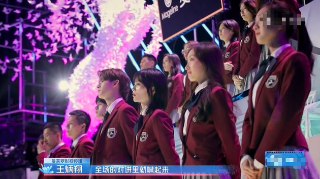 节目截图,“回望初心”环节,很多选手流下眼泪。