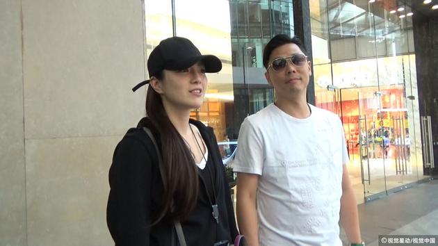 苟芸慧与未婚夫手牵手逛街 甜蜜约会形影不离