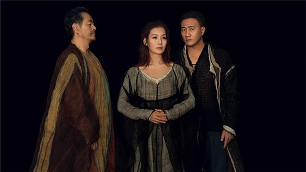李六乙的《哈姆雷特》,人物身着唯美而无年代的宽袍大袖。