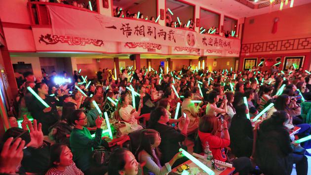 该相声演员在哈尔滨的演出现场。图:视觉中国