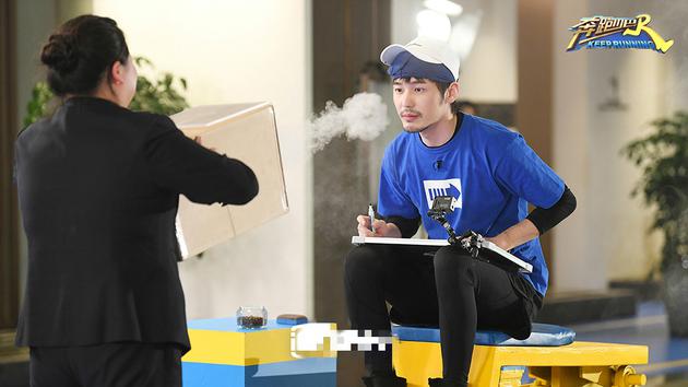 白宇挑战弹射飞椅和空气炮